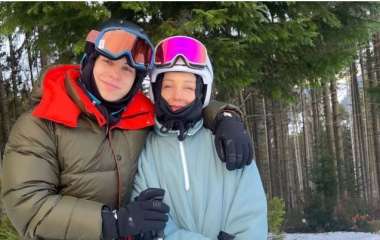 Тина Кароль показала, как с 15-летним сыном в Карпатах на лыжах катается и ходит по снегу босиком