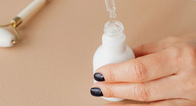 Эффект «новой кожи» без раздражения: 4 кислоты, которые работают лучше, чем скрабы