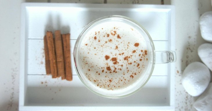 Ранковий напій для схуднення: чому варто пити кефір з корицею за 15 хвилин до сніданку