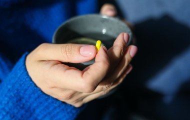 Щоб не зробити гірше: лікарі розповіли, чи можна запивати ліки чаєм