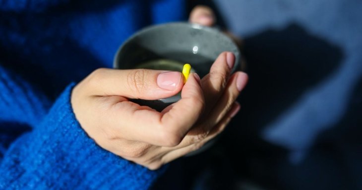 Щоб не зробити гірше: лікарі розповіли, чи можна запивати ліки чаєм