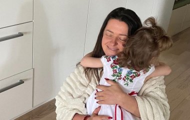 Наталія Могилевська показала, як 5-річна донька робить їй зачіску: 