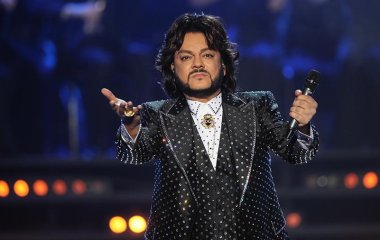 Счастливый Киркоров тесно прижался к длинноволосому красавцу