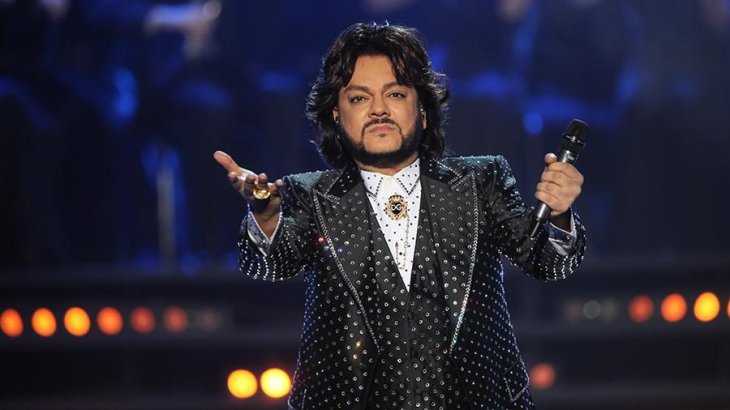 Счастливый Киркоров тесно прижался к длинноволосому красавцу