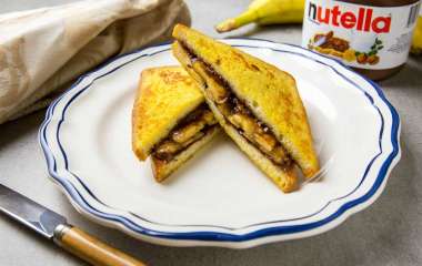 Вкусный завтрак: быстрый рецепт хрустящих сэндвичей с нутеллой и бананом