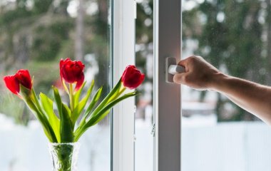 Без грязи, желтизны и скотча: как быстро вымыть оконные рамы