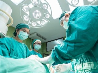 Зробила шість процедур за раз: жінка збирала гроші на пластику два роки і померла після операції