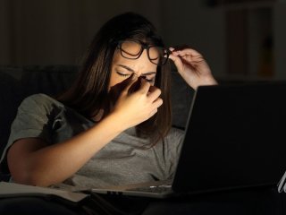 Чому раптово починає сіпатися око: винними можуть бути кілька звичних речей