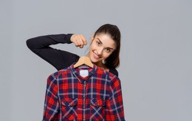 Як позбутися запаху поту з одягу без хімчистки та прання: корисний трюк, про який ніхто не знає
