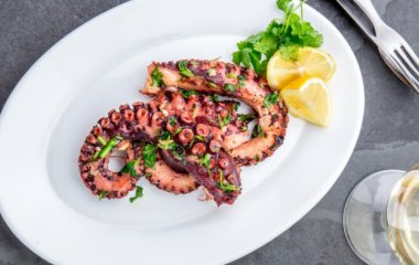 Осьминог с пюре фава и перловым луком конфи: рецепт для гурманов