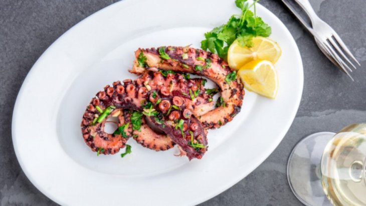 Осьминог с пюре фава и перловым луком конфи: рецепт для гурманов