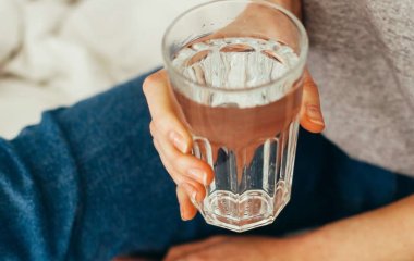 Дієтолог назвала користь випитої натще склянки води