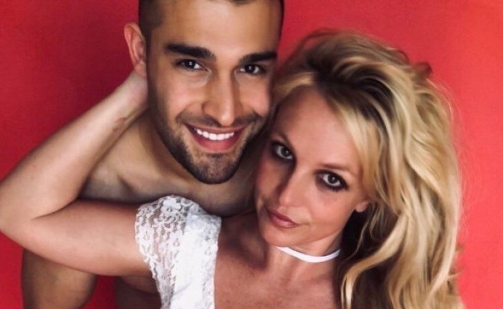 Мужа Бритни Спирс с укусами на руках застали на улице: звезда била, кусала и изменяла любимому