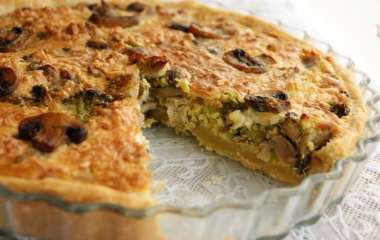 Пирог с куриным филе, фисташками и морковью