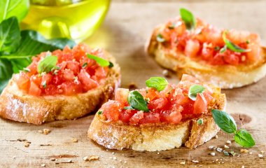 Брускетта з помідорами: класичний італійський рецепт