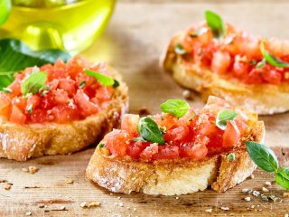 Брускетта з помідорами: класичний італійський рецепт