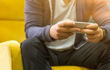 Може спотворити зовнішність: як телефон впливає на людину