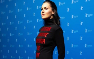 Єфросиніна на Берлінале-2026 довела до мурах символічною сукнею, яка нагадала про війну в Україні