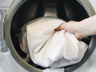 Покладіть це до пральної машини: простий трюк, щоб білизна пахла свіжістю без кондиціонера