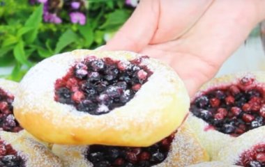 Изумительные творожные булочки с черной смородиной: даже бабуля позавидует такой выпечке