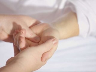 Медики рассказали, как по запястьям и лодыжкам определить рак