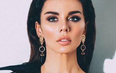 Анна Седокова похвасталась фигурой в открытом купальнике 