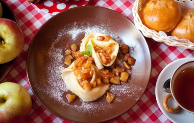 Блины с яблоками и корицей