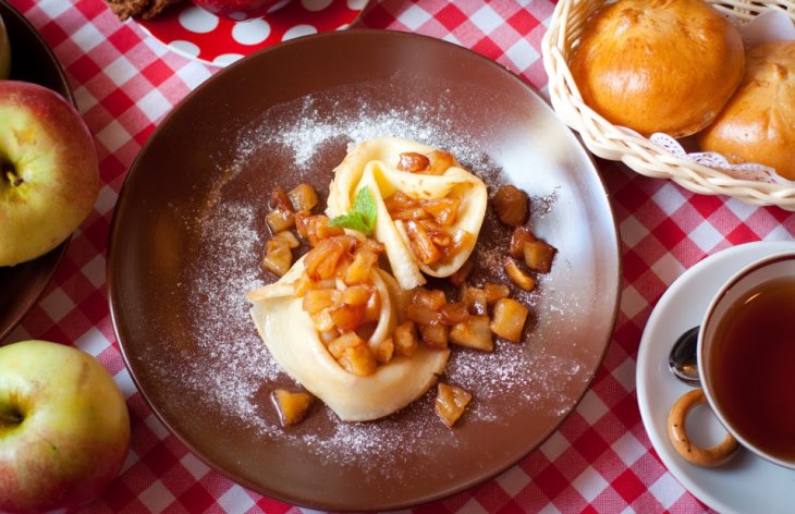 Блины с яблоками и корицей