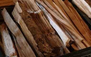 Як грітися у −30 за копійки: кидаю це в піч — і дрова горять ефективніше, а сажі в димоході немає