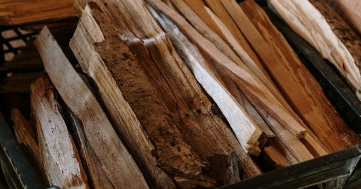 Як грітися у −30 за копійки: кидаю це в піч — і дрова горять ефективніше, а сажі в димоході немає