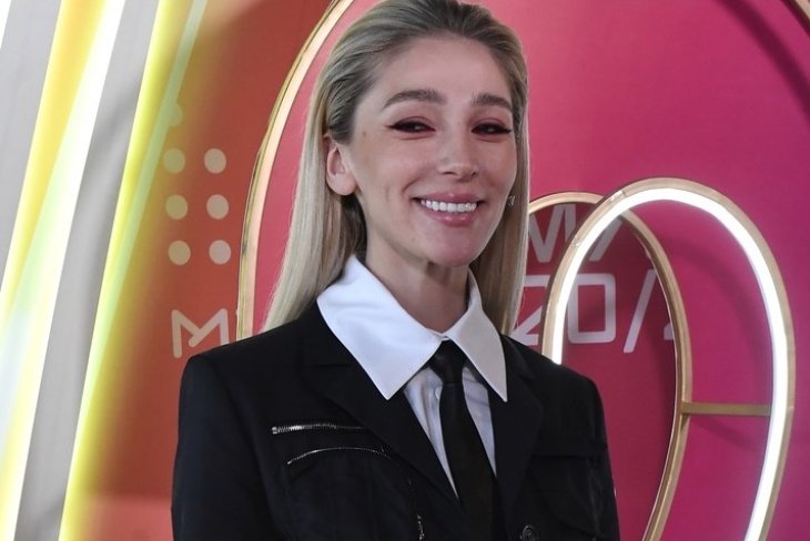 «Сосок видно»: Ивлеева подразнила точеной фигурой в стрингах и тонком мини-топе (Фото)