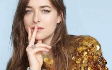 Дакота Джонсон позировала в шелковом платье на кинофестивале в Марокко 