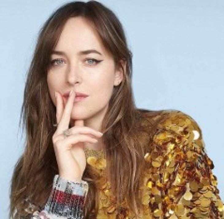 Дакота Джонсон позировала в шелковом платье на кинофестивале в Марокко