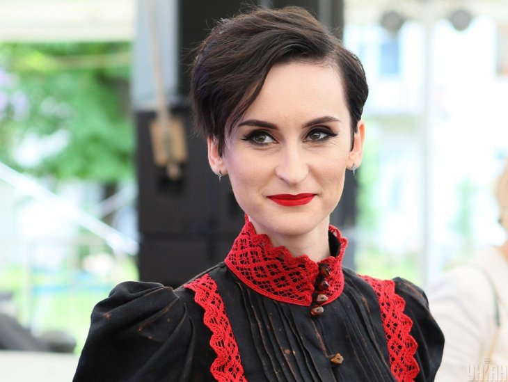 Солистка Go-A в бикини похвалилась идеальными формами в бассейне