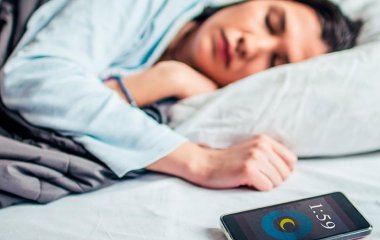 Почему во время сна опасно держать телефон под подушкой – исследования ученых