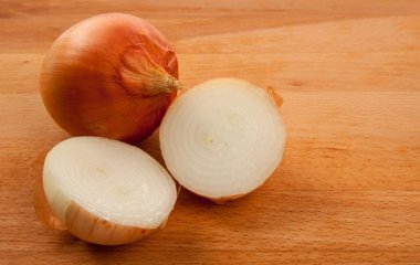 Жарим лук правильно: зачем опытные хозяйки добавляют соду