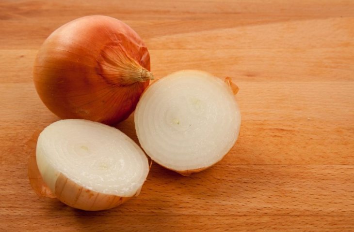 Жарим лук правильно: зачем опытные хозяйки добавляют соду
