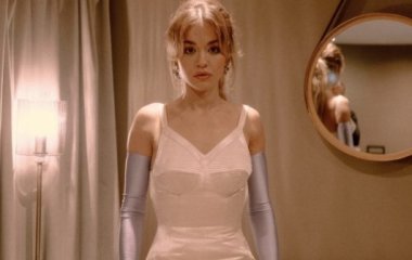 Риту Ору вытолкнули из самолета. Смотри видео!