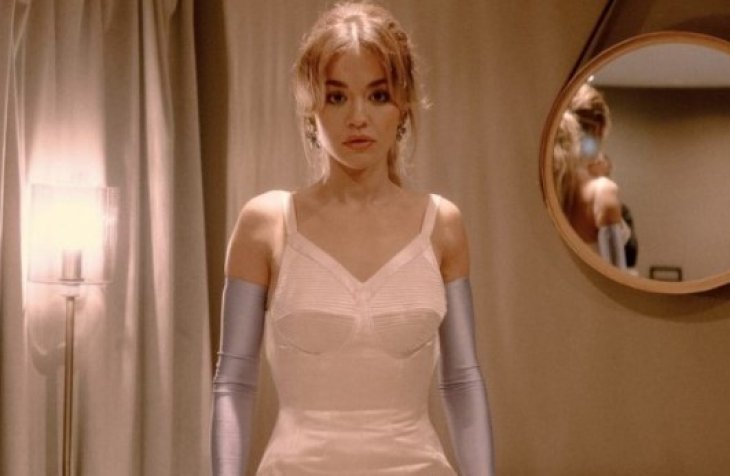 Риту Ору вытолкнули из самолета. Смотри видео!