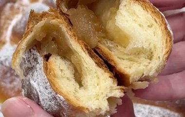 М'які, як хмаринка: простий рецепт домашніх булочок із варенням