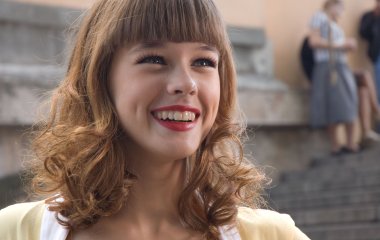 Екатерина Шпица позировала в Ялте в белом мини