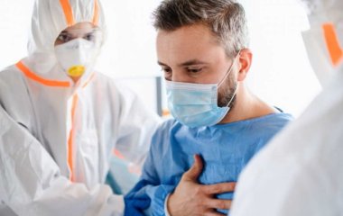 Лікар розповів, як уникнути зараження одразу двома штамами коронавірусу