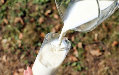 Лікар розвінчала головний міф про молоко і повідомила, кому його не можна пити