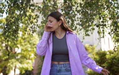 Які причини появи запаху старості тіла у людей після 40: як швидко позбутися проблеми