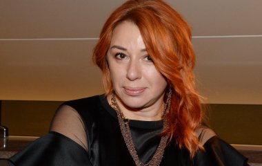 Алена Апина похвасталась стройными формами в стильном пальто