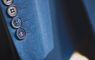 Чому на рукавах піджаків є ґудзики: нізащо не здогадаєтесь, яке в них призначення