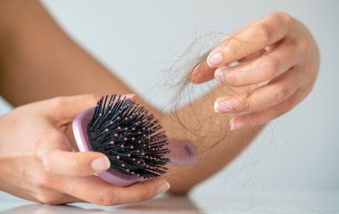 Лікарка розповіла, як ефективно боротися з випадінням волосся