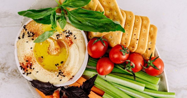 Що ж таке хумус і з чим його їсти: користь та шкода продукту