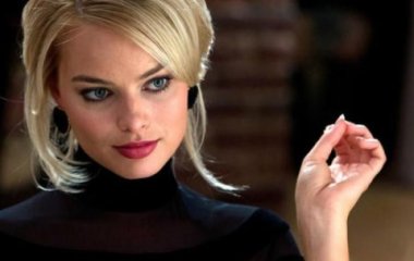 Марго Робби похвасталась соблазнительными формами в платье «Chanel»
