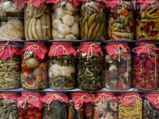 Банка виглядає ідеально, а там ховається ботулізм: що перевірити перед домашнім консервуванням